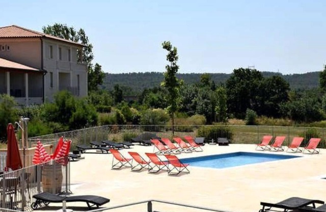 Le soleil d Eugènie appartement dans résidence avec Piscine commune près de Carcassonne