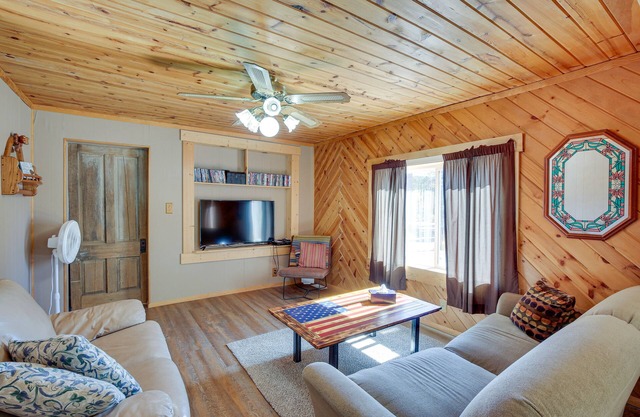 Lead Hideaway w/Fireplace, Grill & Deck!