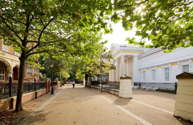 Leafy New Walk & Museum views w/Free Parking, A/C & Gym!