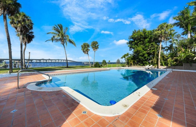 Leave the World Behind. 7 Bedroom Sleeps 20+, River View, Pool, Pets ok