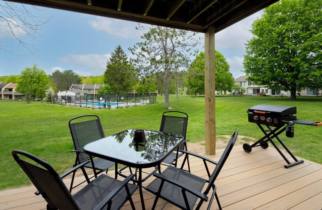 Leelanau Wine Country Condo, 2 Bedroom, 3 Bath, Outside Heated Pool, A/C