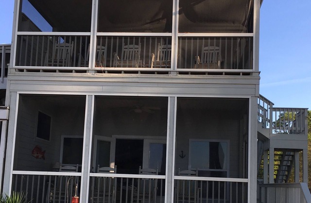 "Legasea," Old Florida Beachfront Charm with Two Screen Porches, Sleeps 7