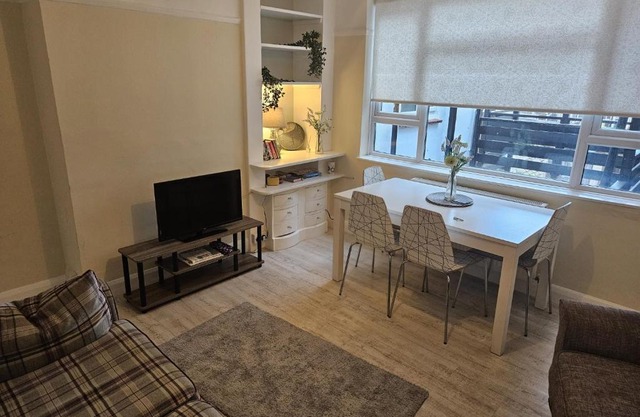 Leigh-on-Sea Retreat - 2 Bedroom Apartment