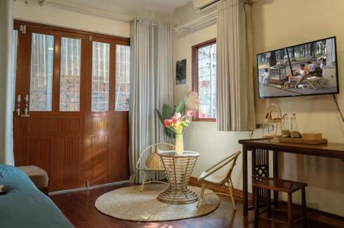 Leng Viethome stuido in Hanoi Old Quater 72 Hang Chieu