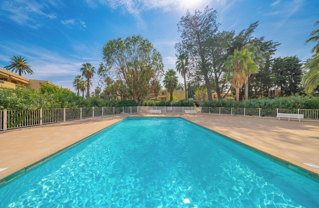 Les 15 Pins & La Mer