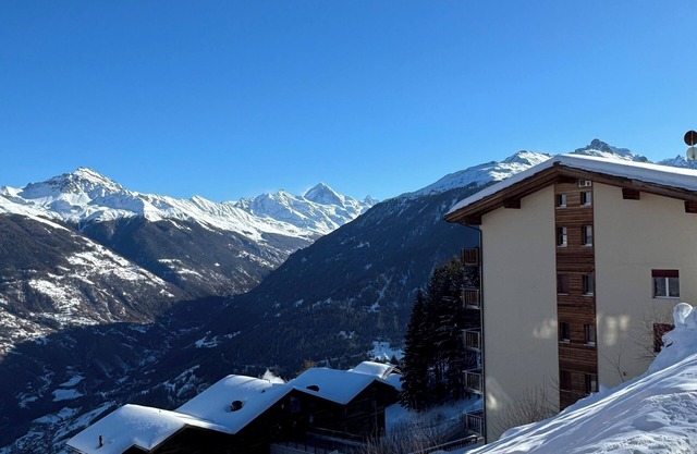 Les Collons 1800m - 4 Valleys - 3 Bed Luxury Ski Apt + Jacuzzi + WIFI, lift 50m