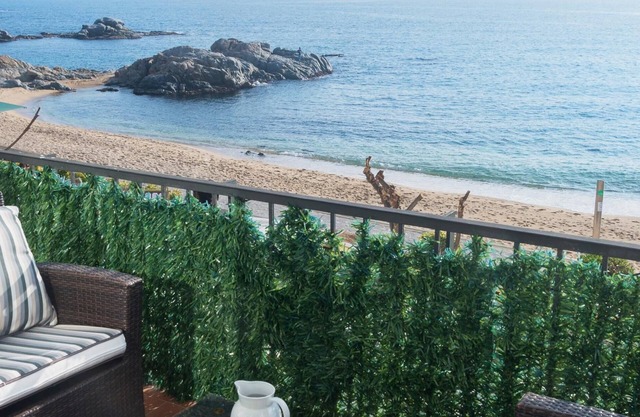LES FORMIGUES 1-seafront apartment-Calella de Palafrugell-Costa Brava