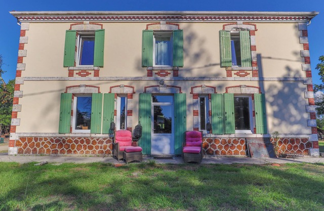 Les Maisons Des Houssats with shared pool and private terrace.