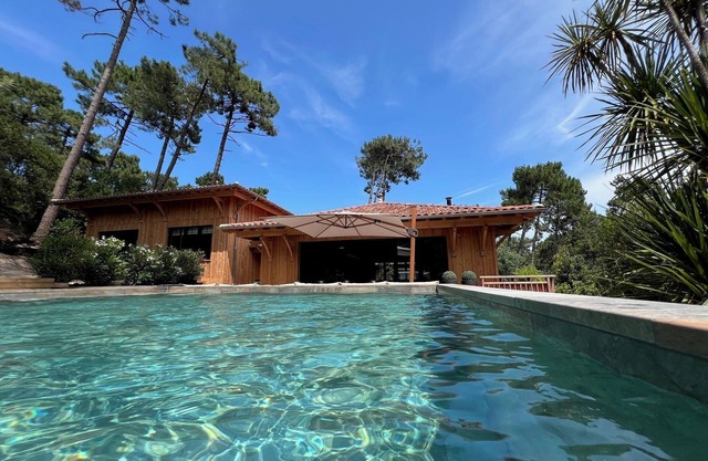 Les Vallons du Ferret, in a cul-de-sac, heated pool, village du Canon