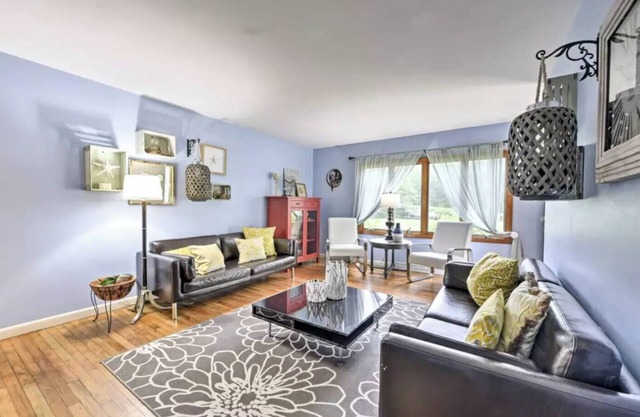 Less than a mile from the beach, huge family-friendly yard with decking and propane BBQ.