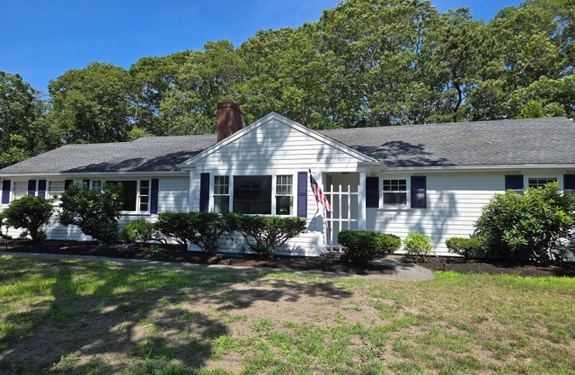 Less than a mile to Keys Beach Hyannis. Beach Pass Provided.