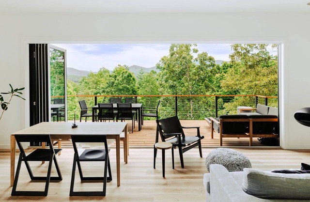 Letting Geaux is a 4BR/3BA retreat for 8 in the North Georgia mountains. Enjoy fall colors, a private hot tub, ethanol fireplace, game room, firepit, and expansive deck. Stylish and dog-friendly, perfect for autumn escapes and cozy nights.