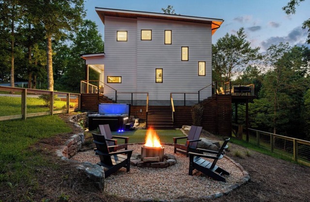 Level Up is a 3BR/2.5BA dog-friendly retreat for 6 in the North Georgia mountains. Enjoy fall views, vaulted ceilings, a gas fireplace, hot tub, firepit, fenced yard, and expansive deck perfect for crisp nights and colorful autumn escapes.