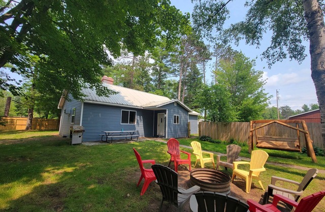 Liberty Cabin, 3 blocks from Lake Superior, near Pictured Rocks and trail access