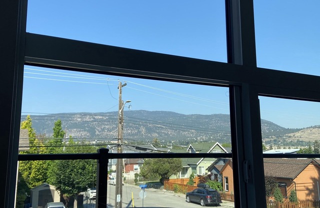 Licensed - 2 Blocks from Beach - NEW 3 BDR - 2L