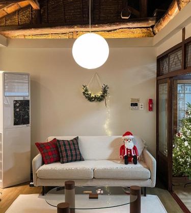 Licensed Private hanok with Courtyard for 7, 10 min to metro