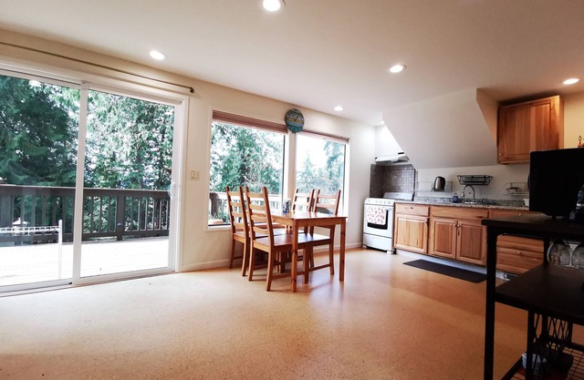 Life, travel and leisure are very convenient, close downtown and highway I 90