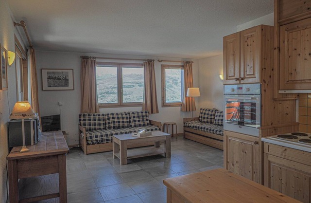 Light, bright 2 bed apartment for 6 people with lovely views and close to lifts