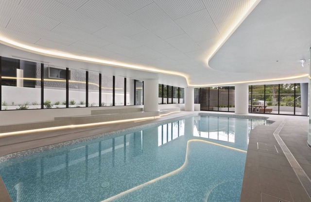 Light Filled Apartment by Albert Park Lake