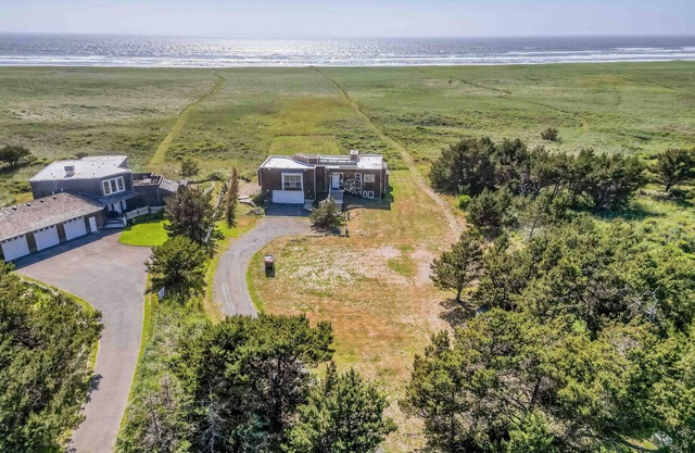 Light-filled Custom Beachfront Home with Game Room, Hot Tub!