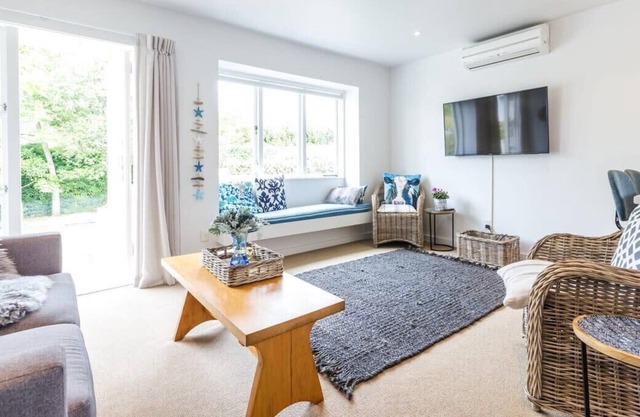 Light-filled Newly Renovated 3 Bedroom Villa in Remuera