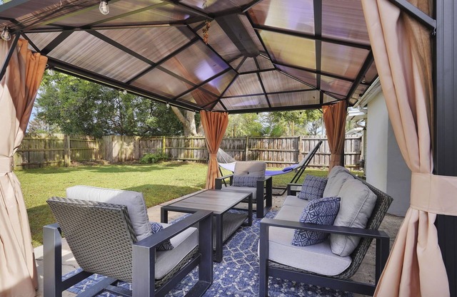 Light Grey Getaway under 2 miles to mayo, 4 miles to the beach