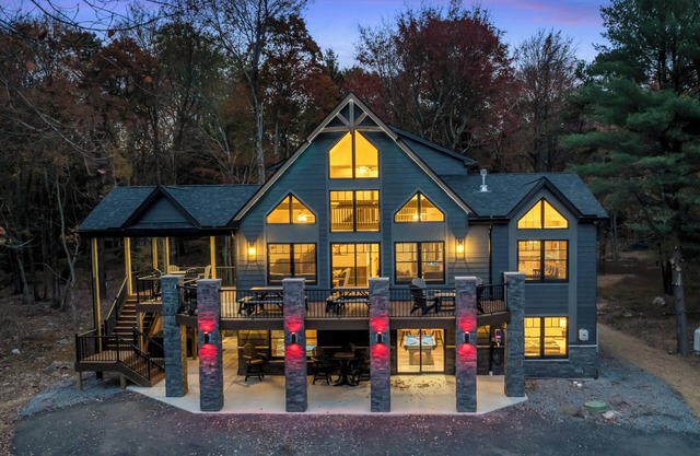 "Light My Fire" 8 Bedroom, Hot Tub, Firepit, Outdoor Bar, Sauna, Elevator