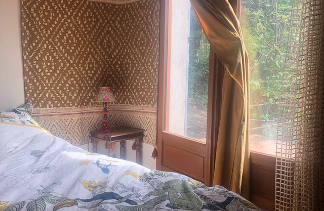 Like a cabin, between forest and river, with a terrace facing the garden.