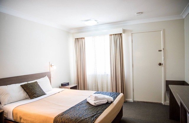 Lilac City Motor Inn Standard Queen Room 1