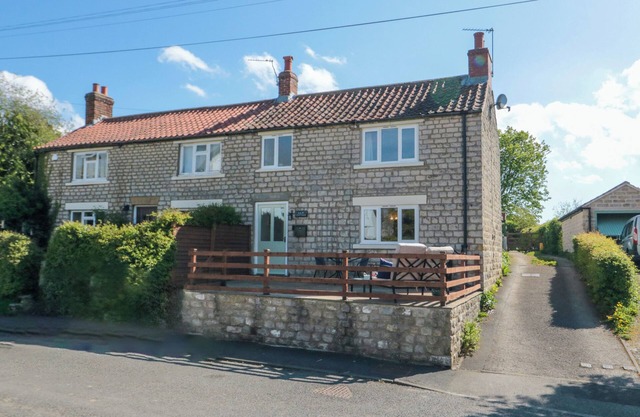 LILAC COTTAGE, pet friendly, with a garden in Beadlam