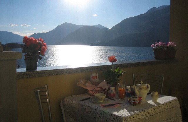 Lilli - House on the lake - Corenno Plinio, Medieval village of a thousand steps.