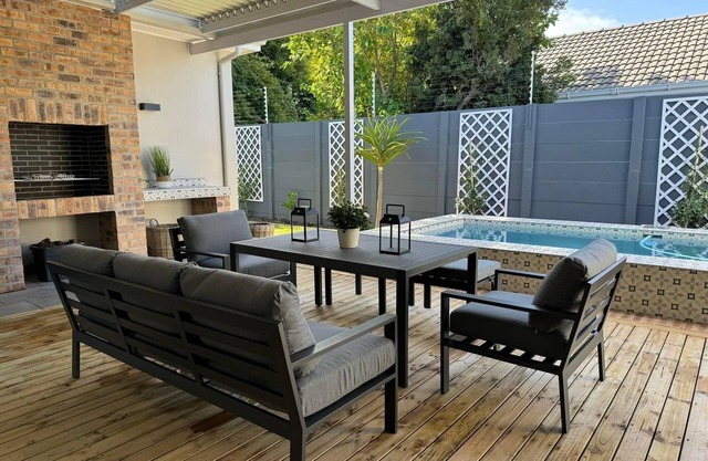 Lime Tree CottagenDesigner 3 Bedroom Cottage in Constantia with a splash-pool