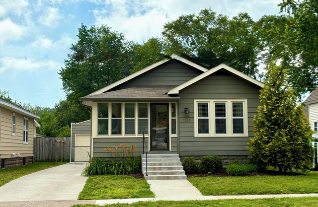 Lincoln 1 - Cozy porch, escape to Muskegon for a Scenic, colorful Fall getaway