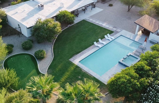 Lincoln Glow by LuxeKey: The Perfect Camelback Playground