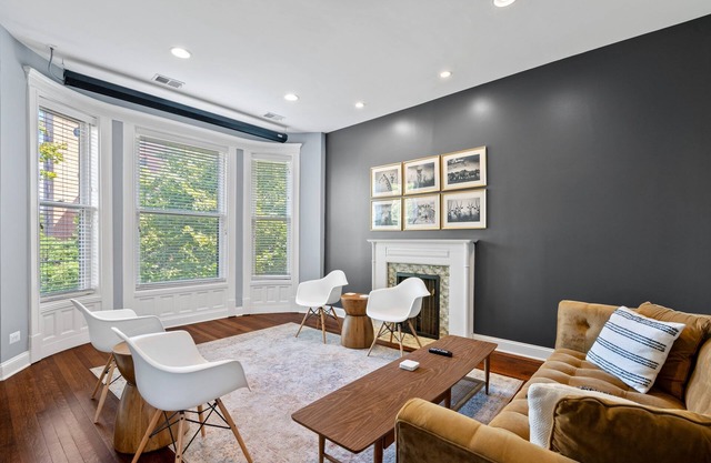 Lincoln Park/depaul 8 Bed 1 Parking Spot Sleeps 18 by AllSet Turnover