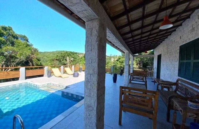 Linda Casa em Búzios com 03 Quartos, ar Condicionado, Piscina e Churrasqueira