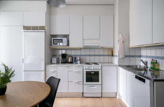 Lintu38, Free parking, Metro Nearby, Netflix
