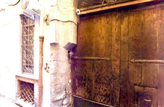 Lion Suite a Chic 1-bedroom apartment with WiFi, AC in enchanting Napoli.