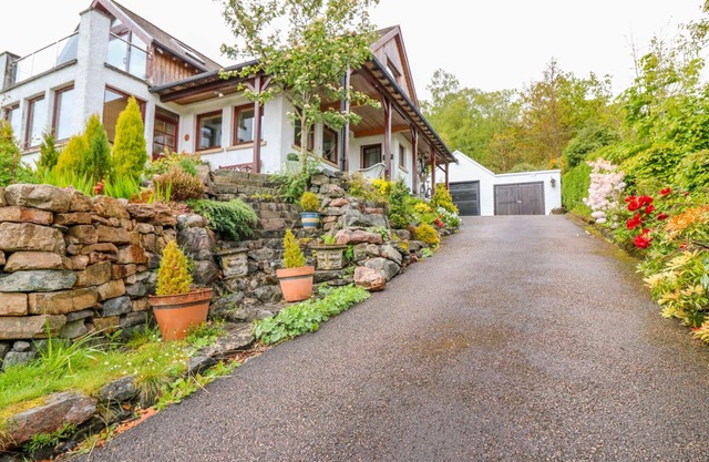 LITTLE DANESCROFT, romantic, with a garden in Corpach