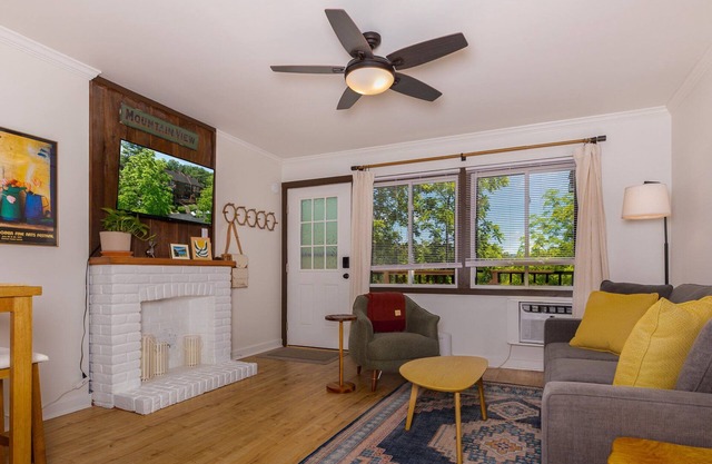 Little Fox Den - Walk to Lake Laura!