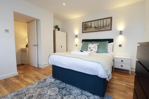 Little Gem in the Forest of Dean! Hot tub, Private garden, Dog Friendly, Smart TVs and Beautiful Historic Village Location!