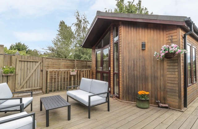 LITTLE GEM LODGE, pet friendly, with a garden in St Boswells