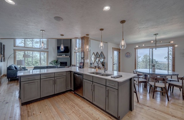 Little Hope 4BR Chalet at Terry Peak with Jacuzzi Hot Tub - Sleeps 14