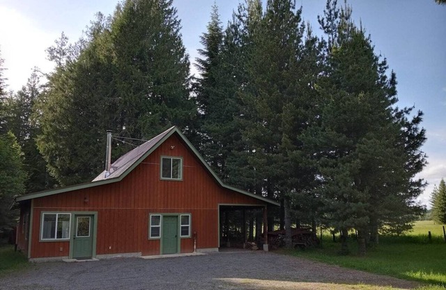 Little house in the woods, close to the lake,town and mountain.
