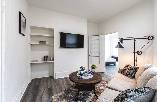Little Italy Lodge-2 Bedroom Stay in Bloomfield