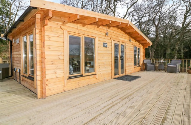 LITTLE ORCHARD LODGE, luxury holiday cottage in Goonhavern