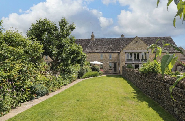 LITTLE OWL BARN, pet friendly, with a garden in Burford