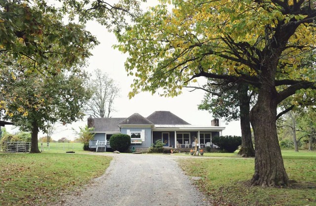 Little Sugar Farmhouse. an Idyllic Creekside retreat on a heritage farm
