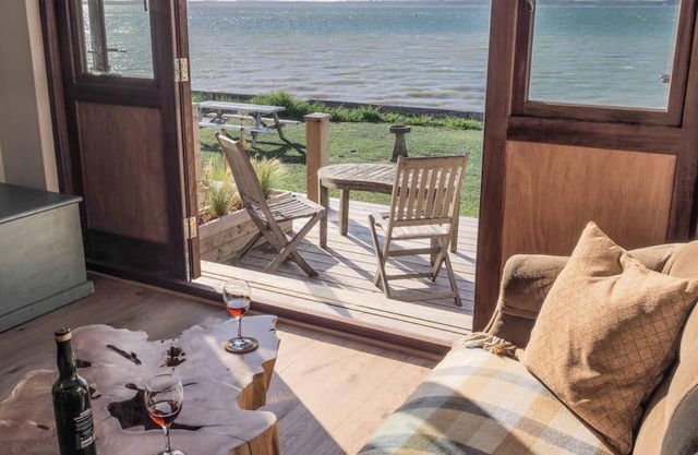 Little Tern, Beachside chalet 6, access to beach