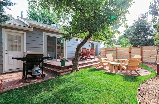 Littleton Cottage🏡2 blocks to Main🛍️Pets🐶Fenced Yard♨️Firepit🤑0 Cleaning & Pet Fee